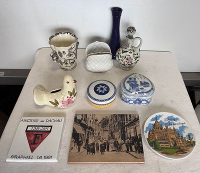 une table sur laquelle se trouvent de nombreux objets différents