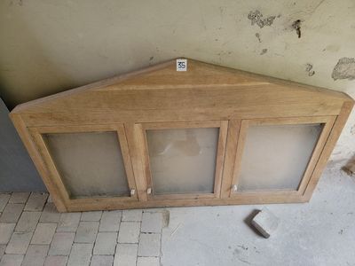 un coin d'une pièce avec une fenêtre et une porte