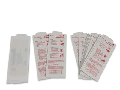 cinq sacs de matériel médical posés sur une surface blanche