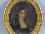 portrait d'une femme en robe noire dans un cadre doré