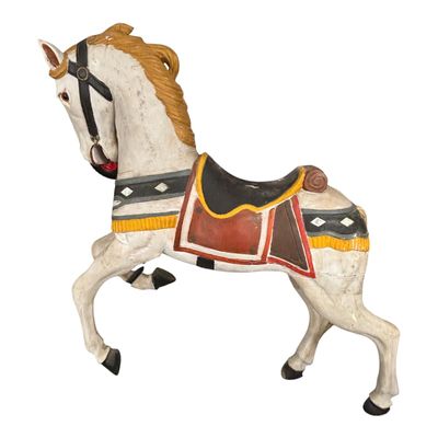 un cheval blanc avec une selle sur le dos
