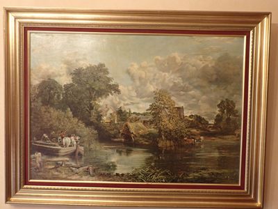 une image d'un tableau accroché au mur d'une pièce