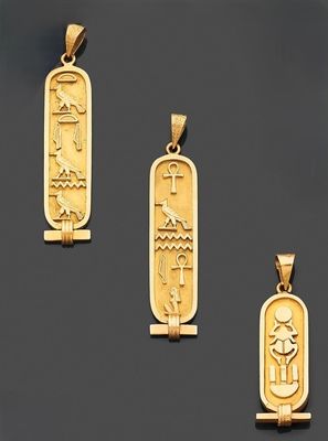 un ensemble de trois pendentifs égyptiens en or