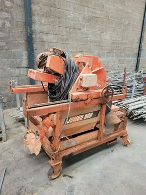a picture of a machine that is sitting in a warehouse