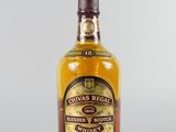 l'image d'une bouteille de whisky posée sur une table