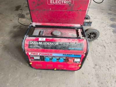 un générateur électrique qui se trouve dans le garage