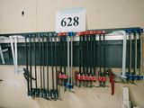 de nombreux outils accrochés au mur du garage