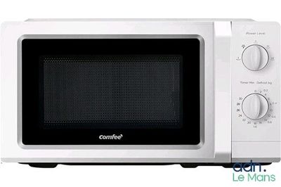 un micro-ondes blanc posé sur une table blanche