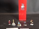 des figurines représentant un groupe de personnes debout à côté d'une boîte rouge