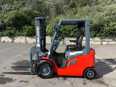 un chariot élévateur rouge garé dans un parking