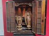 une statue d'ange à l'intérieur d'un meuble en bois