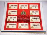 une image représentant une photo d'une nappe rouge et blanche sur laquelle figure une photo de la famille royale