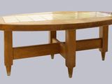 une table en bois avec un plateau en carrelage sur fond gris
