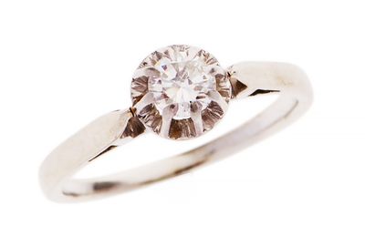 gros plan d'une bague en diamant sur fond blanc