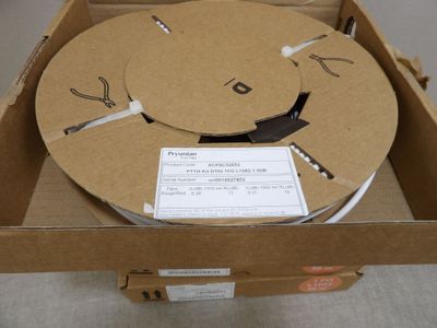 une boîte en carton dans laquelle se trouve un morceau de papier
