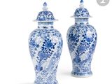paire de vases bleus et blancs ornés d'oiseaux et de fleurs