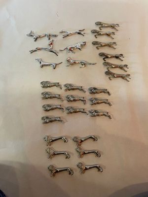 de nombreux chevaux en argent exposés sur une table