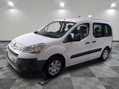 la camionnette blanche est garée sur le sol en damier d'une pièce