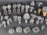 de nombreux objets en verre posés sur la table