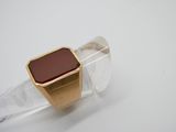 l'image d'une bague en or contenant une pierre rouge