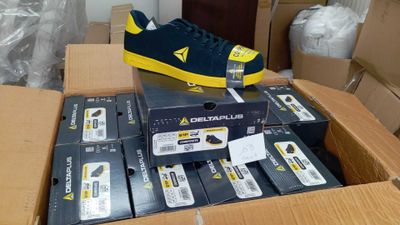 une boîte sur laquelle est posée une paire de chaussures