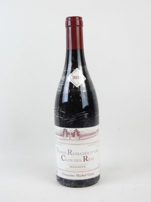 une bouteille de vin posée sur une table