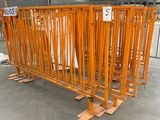 un grand nombre de barrières métalliques orange dans un entrepôt