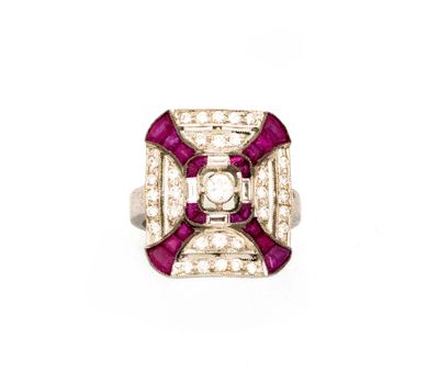 gros plan d'une bague en diamant et rubis sur fond blanc