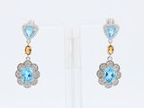 une paire de boucles d'oreilles ornées de topazes bleues et de citrines