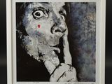 une image représentant un tableau où l'on voit une femme avec un doigt sur les lèvres