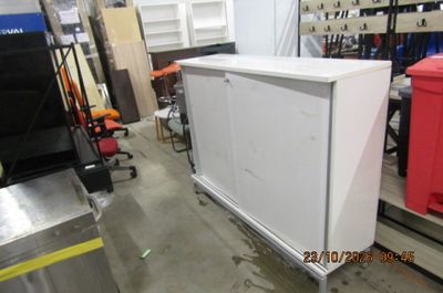 image d'un réfrigérateur blanc dans un entrepôt