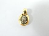 une image représentant un pendentif en or et diamants sur un fond blanc