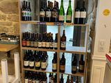 Des bouteilles de vin sont empilées sur des étagères dans une cave à vin