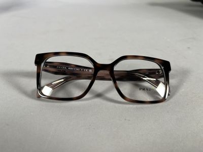 une paire de lunettes posée sur une table à côté d'un clavier