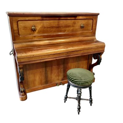 PIANO droit Gaveau en noyer et placage de noyer.