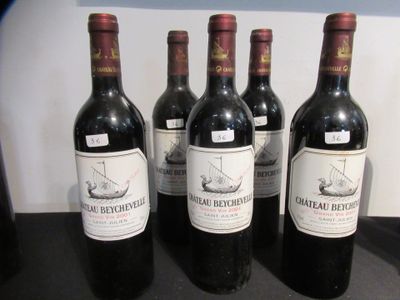 quatre bouteilles de vin sont alignées sur un comptoir