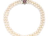 un collier de perles à un rang avec un fermoir en diamant