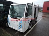 une petite camionnette blanche garée sur un parking