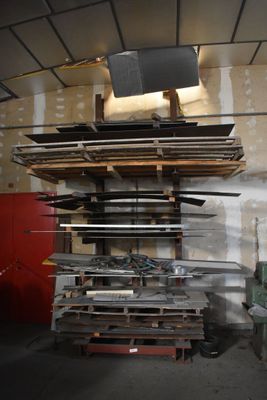 de nombreuses planches empilées les unes sur les autres dans une pièce