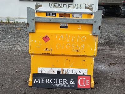 une boîte aux lettres jaune posée par terre devant un immeuble