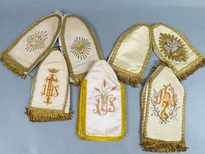 six mitaines brodées de blanc et d'or, ornées de franges dorées, sur fond bleu