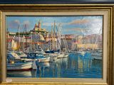 un tableau représentant des bateaux dans un port, avec une ville en arrière-plan