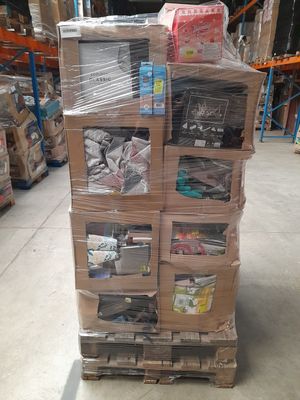 une pile de boîtes sur une palette dans un entrepôt