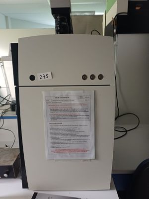 un réfrigérateur blanc sur lequel est accrochée une affiche, dans une pièce
