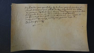 une feuille de papier sur laquelle on peut écrire, posée sur une table