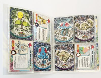 tout un tas de cartes qui se trouvent dans un livre
