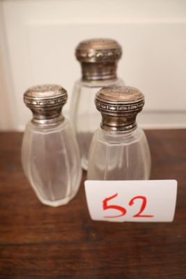 trois salières et poivrières posées sur une table