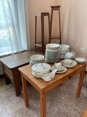 a lot of plates on the table in the room