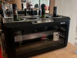 un four grille-pain posé sur un plan de travail en bois