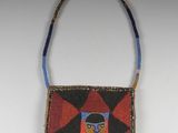 un petit sac à main orné de perles sur lequel est peinte le visage d'une femme